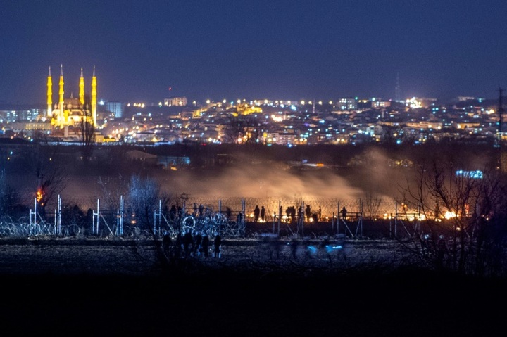 Migrants, police in fresh clashes at Turkey-Greece border - 1