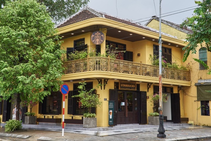 Starbucks plans to open 100th store in Vietnam this year - 1