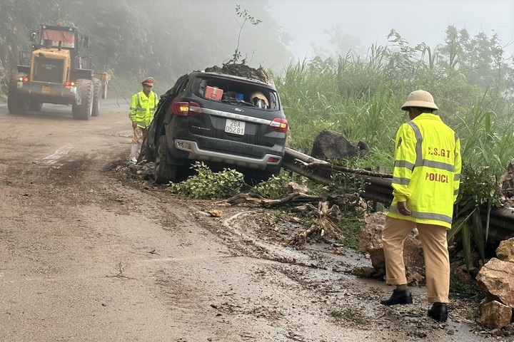 Four escape death after stone falls onto car in Hoa Binh - 3