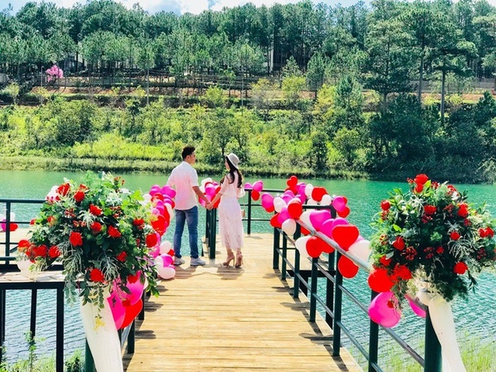 Vietnam among top best places to go for budget honeymoon - 1