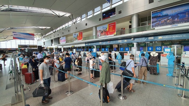 Passenger flights resumed in Danang as virus outbreaks under control - 1
