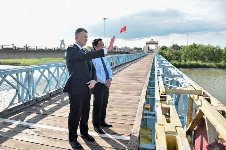 US ambassador visits Vietnam war cemetery - 4