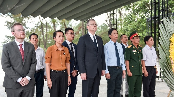 US ambassador visits Vietnam war cemetery - 2