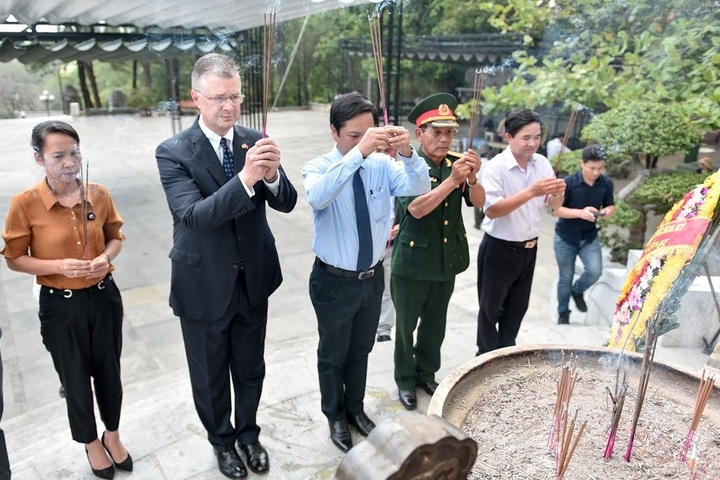 US ambassador visits Vietnam war cemetery - 3