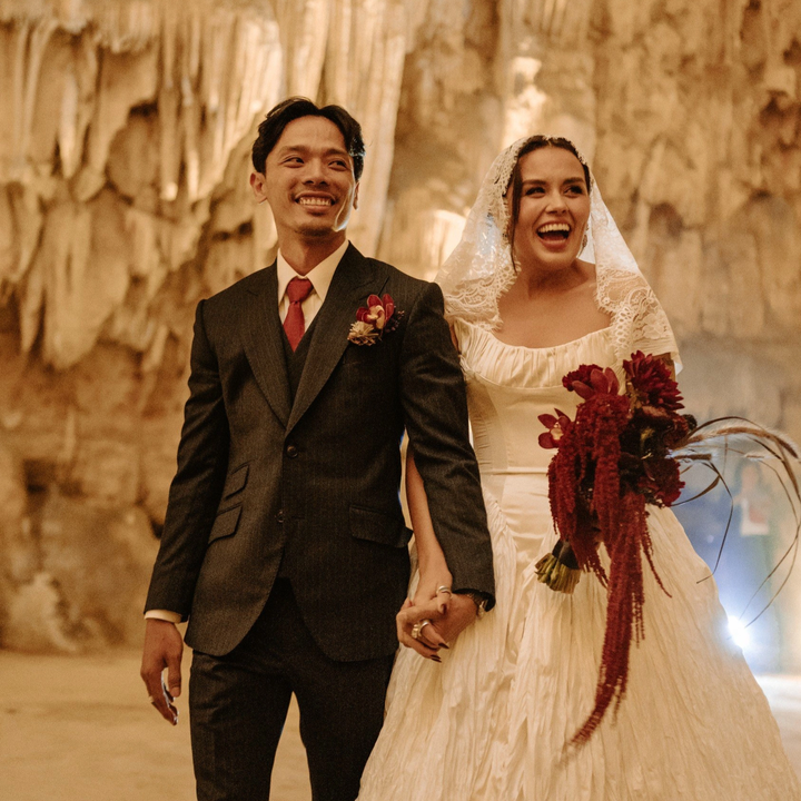 HCM City couple hold wedding in Quang Ninh cave - 2