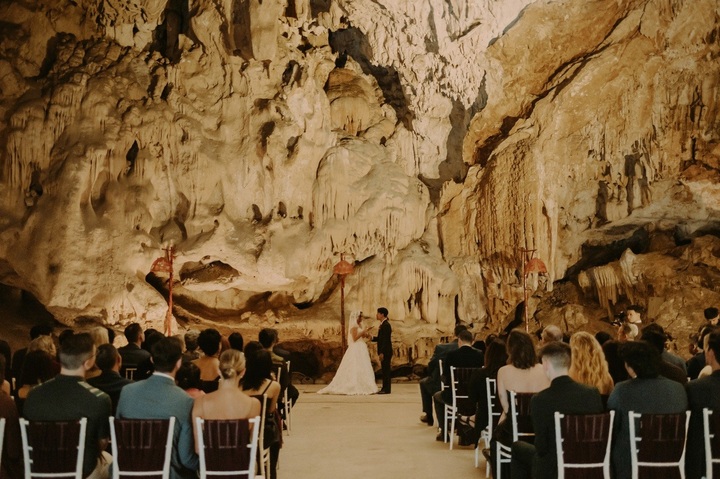 HCM City couple hold wedding in Quang Ninh cave - 4