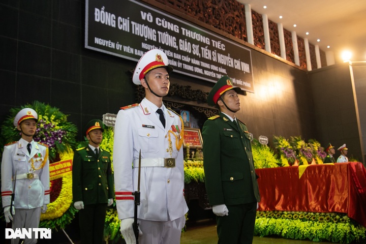 High-level funeral held for late Deputy Defense Minister Nguyen Chi Vinh - 3