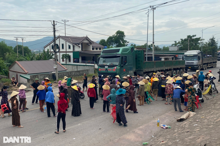Nghe An residents protest over international seaport pollution fears - 1 Nghe An residents protest over international seaport pollution fears - 1