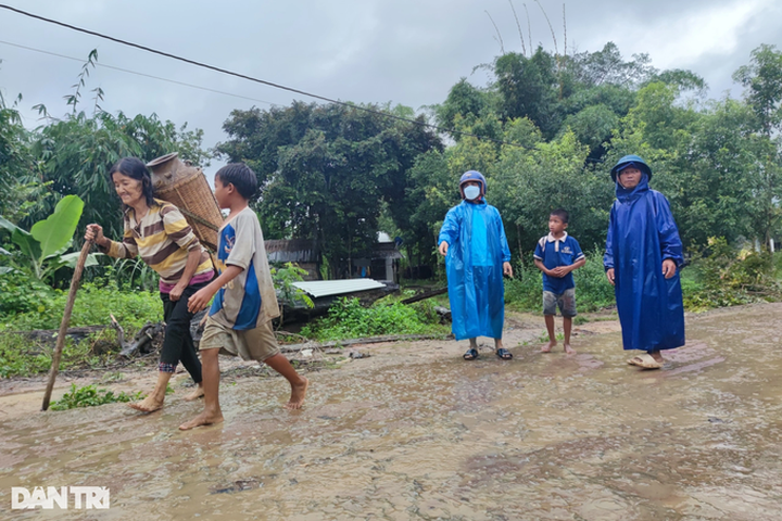 Kon Tum residents threatened by hydropower plants during rainy seasons - 1