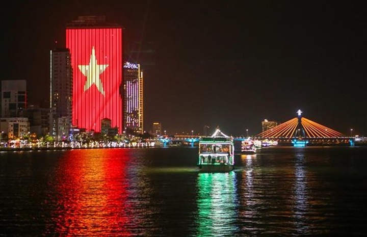 Da Nang resumes night activities on Han River - 1
