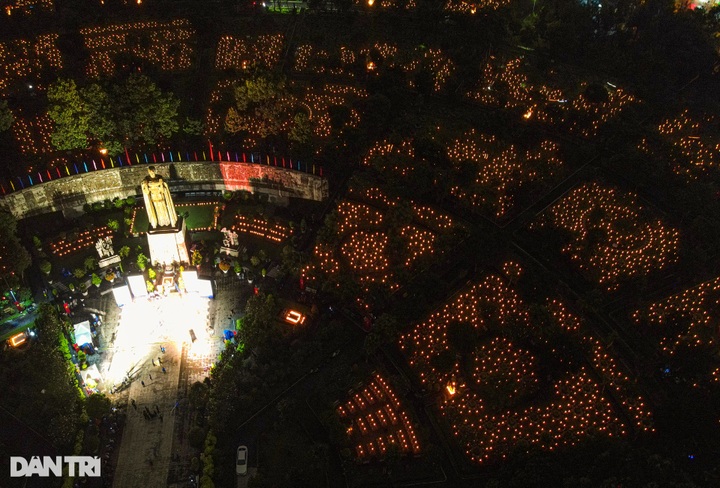 Candles lit at cemeteries nationwide to commemorate war dead - 6 Candles lit at cemeteries nationwide to commemorate war dead - 6