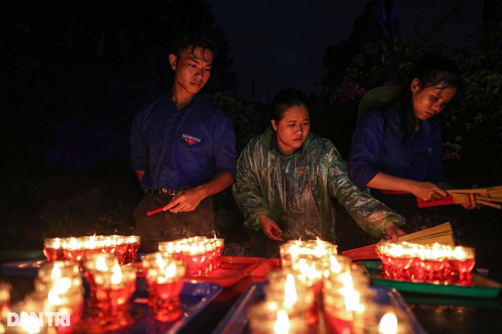 Candles lit at cemeteries nationwide to commemorate war dead - 5 Candles lit at cemeteries nationwide to commemorate war dead - 5