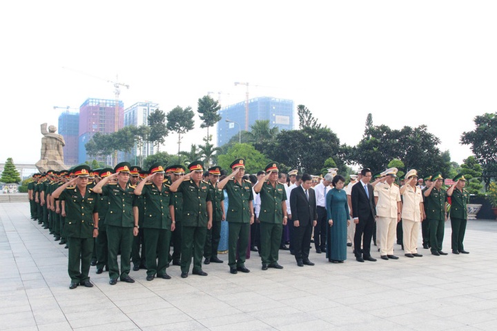 HCM City leaders pay tribute to fallen soldiers - 2
