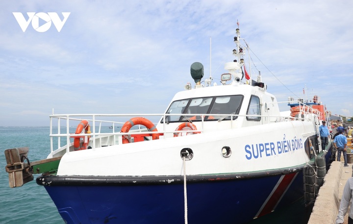 Heavy rains stop Ly Son Island speedboat service - 1