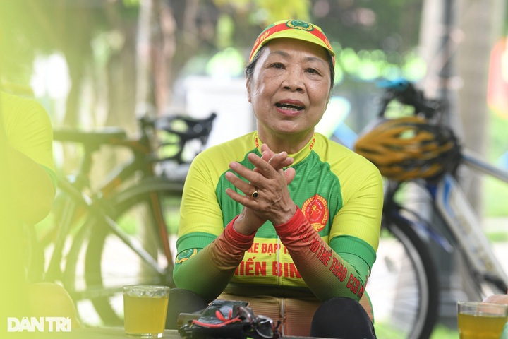 Hanoi seniors take up cycling - 9