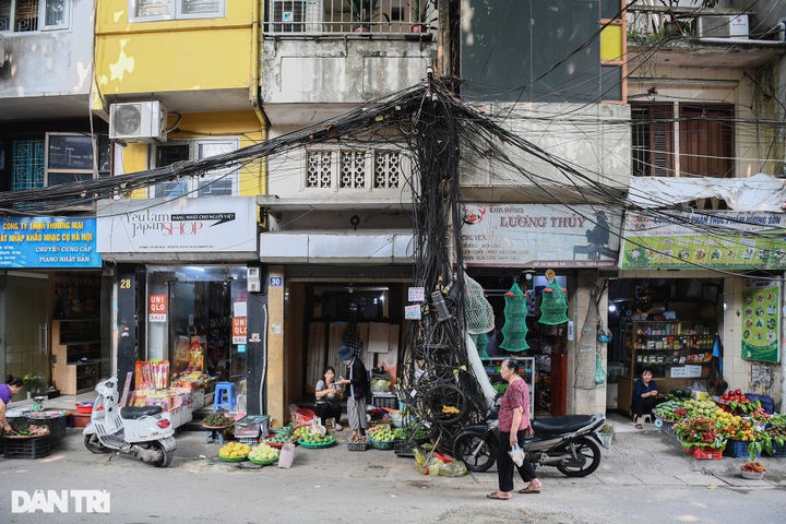 Electric wires still cover many Hanoi streets - 1 Electric wires still cover many Hanoi streets - 1