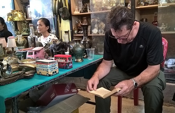 HCM City weekly antique market - 2