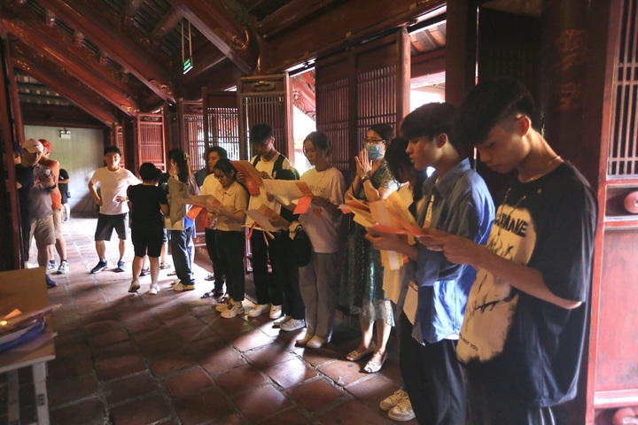Hanoi students pray for exam luck at Temple of Literature - 3