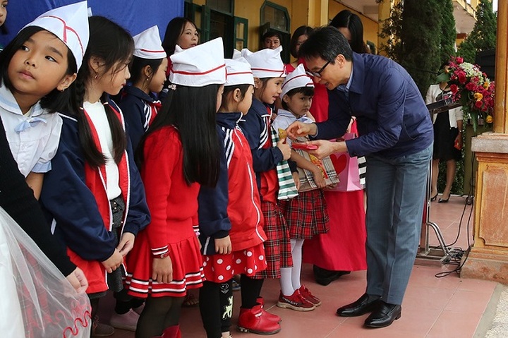 Prime Minister Phuc presents Tet gifts to workers in Hai Phong - 3 Prime Minister Phuc presents Tet gifts to workers in Hai Phong - 3