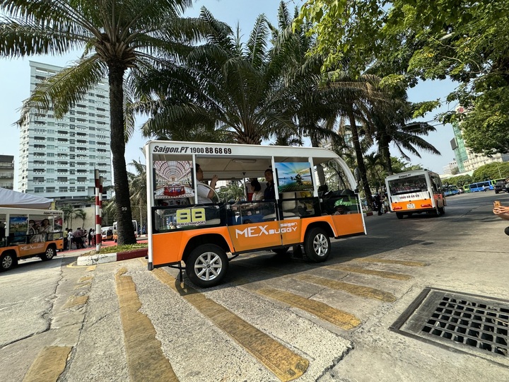 Electric sightseeing vehicles launched in HCM City - 1