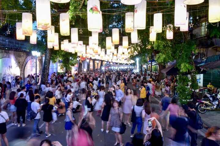 Hanoi street coloured with lanterns ahead Mid-Autumn Festival - 7
