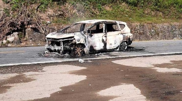 Car suddenly explodes in Quang Nam, killing two - 1