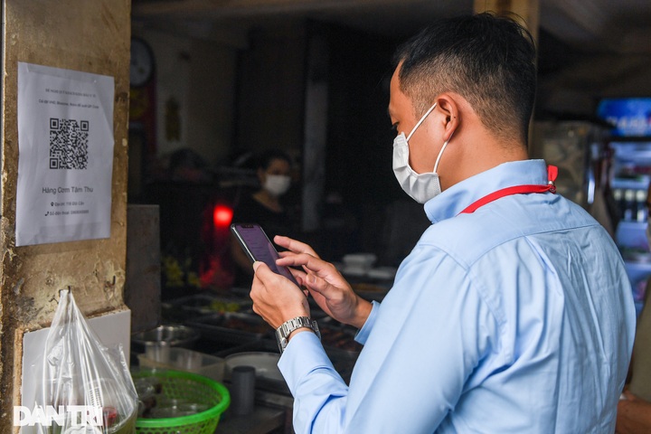 Shops in 19 Hanoi districts reopen after long suspension - 7