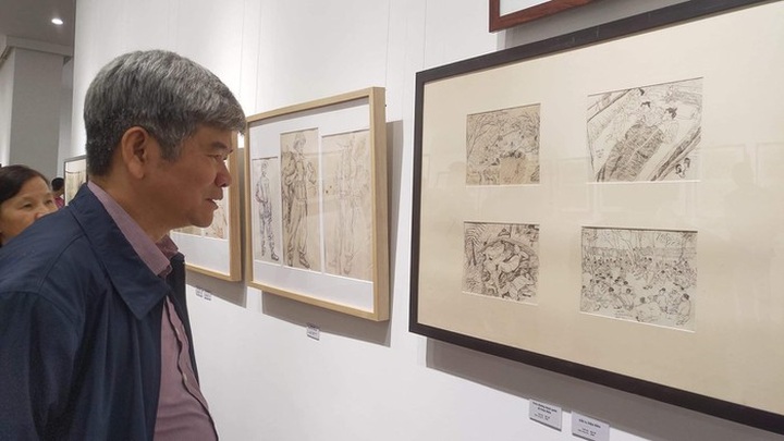Hundreds of sketch paintings displayed at Hanoi university - 1