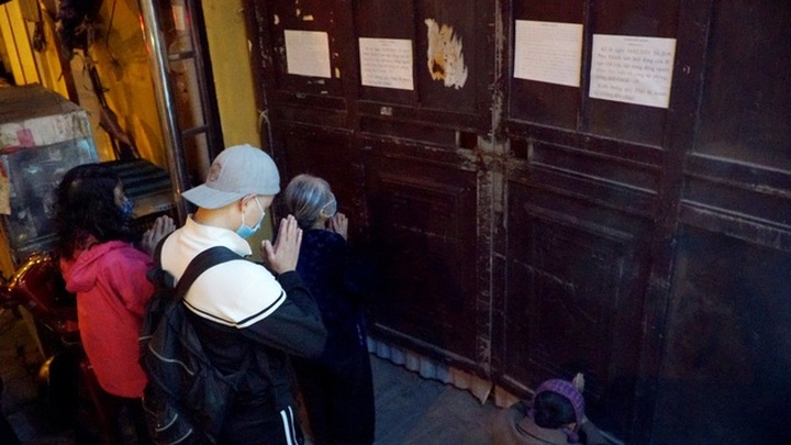 People pray outside as pagodas closed for Covid-19 prevention - 1
