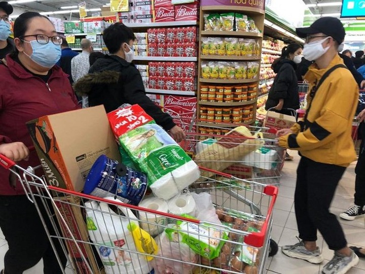 New SARS-CoV-2 case in Hanoi sparks panic buying - 1