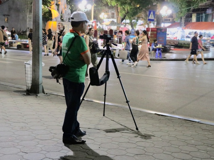 Hanoi fines litterers around Hoan Kiem Lake - 1 Hanoi fines litterers around Hoan Kiem Lake - 1