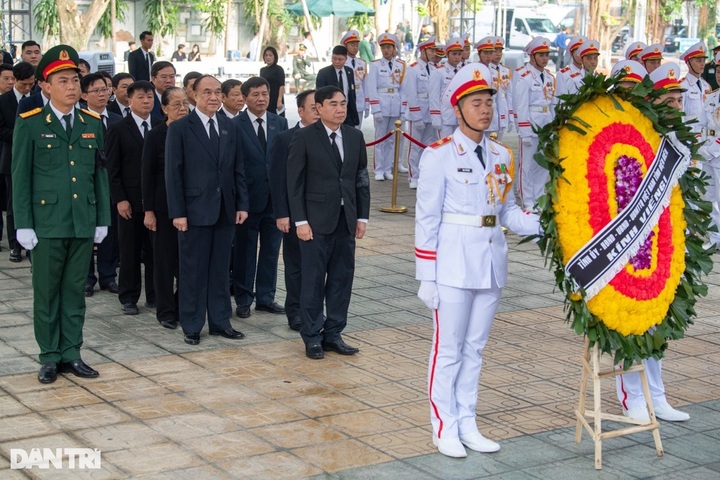 Vietnamese people come early to mourn party leader - 7 Vietnamese people come early to mourn party leader - 7
