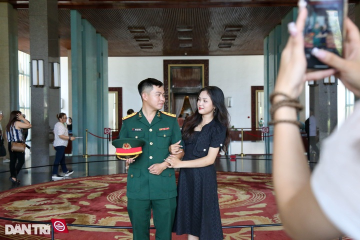 Young people visit Independence Palace on South's Reunification Day - 4