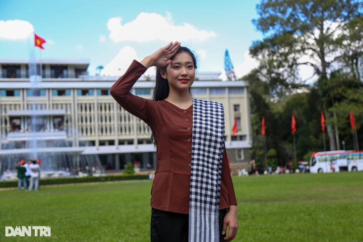 Young people visit Independence Palace on South's Reunification Day - 3