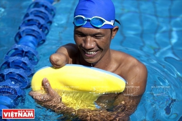 US holds swimming master class for Vietnamese coaches and disabled athletes - 1