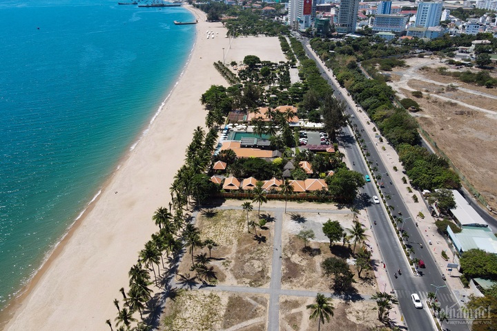 Nha Trang cracks down on beach-blocking projects - 1