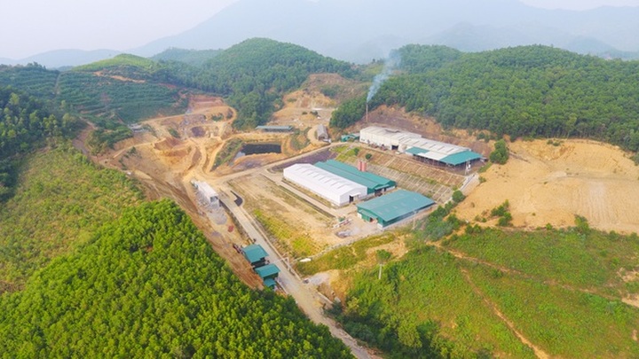 Hoa Binh residents block rubbish trucks to protest against pollution - 1
