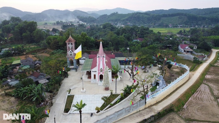 Huge Christmas tree built from 500 conical hats - 2