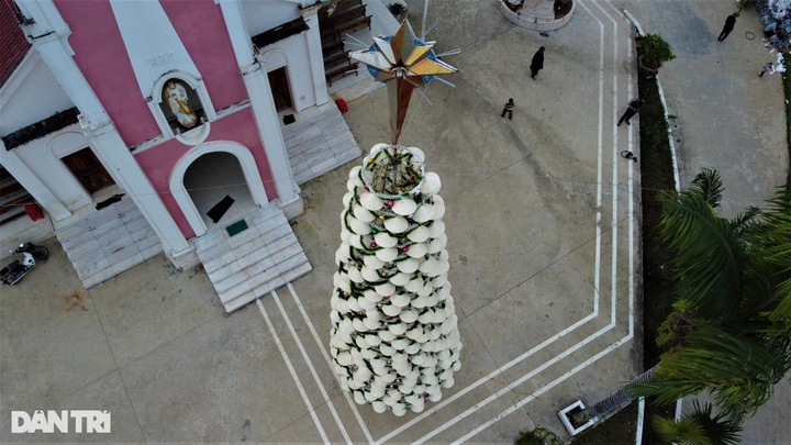 Huge Christmas tree built from 500 conical hats - 3