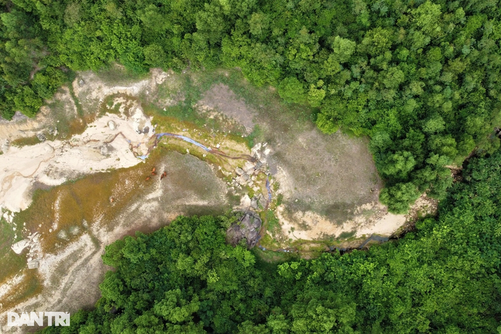 Ha Tinh lake dries out due to prolonged hot weather - 3 Ha Tinh lake dries out due to prolonged hot weather - 3
