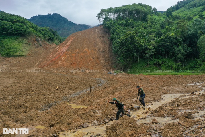 Hundreds mobilised to search for Lao Cai flash flood victims - 2 Hundreds mobilised to search for Lao Cai flash flood victims - 2