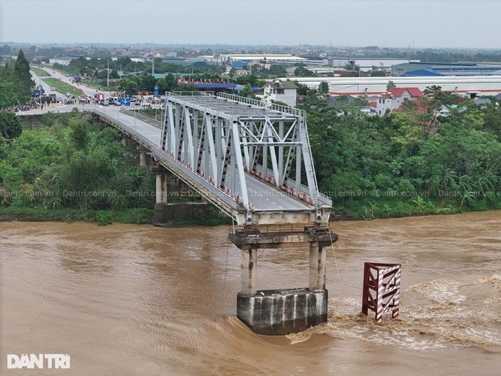 13 people missing in Phu Tho bridge collapse - 1