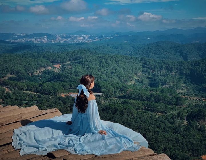 Tourists line up for photoshoots in Da Lat - 3