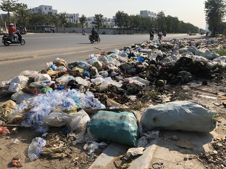 Illegal dumping remains rampant in Hanoi - 6