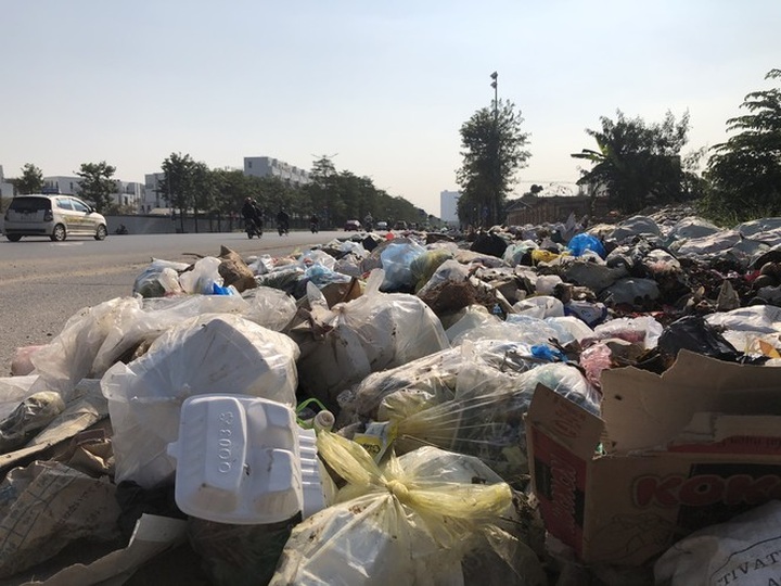 Illegal dumping remains rampant in Hanoi - 7