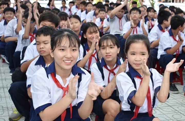 HCM City reduces school fees for local public schools - 1