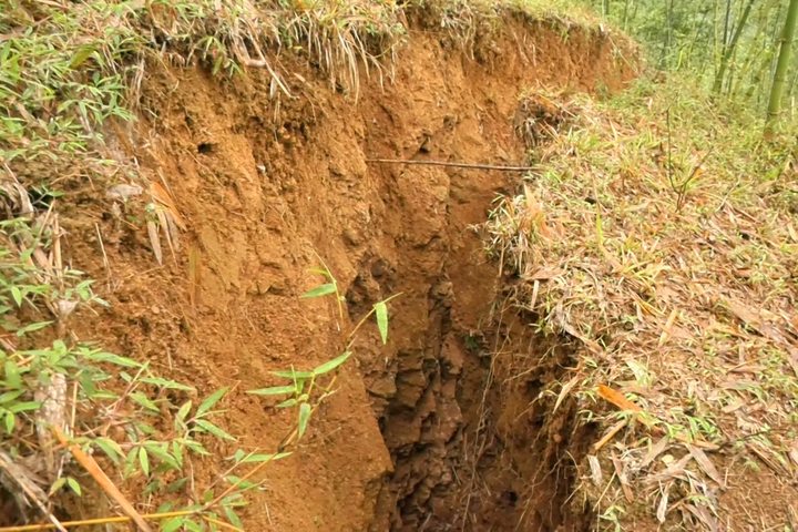 Thanh Hoa hill poses landslide threat - 1 Thanh Hoa hill poses landslide threat - 1
