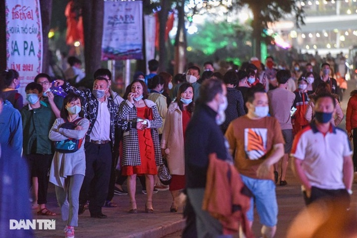 Large crowds at tourist destinations despite Covid-19 threat - 2