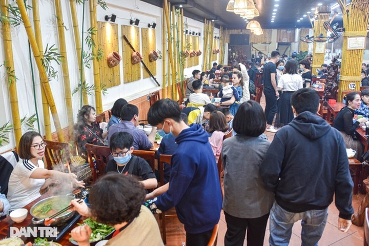 Large crowds at tourist destinations despite Covid-19 threat - 4