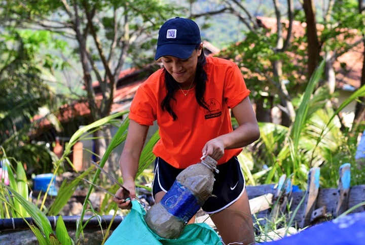 Foreigners join rubbish collection on Danang beach - 3 Foreigners join rubbish collection on Danang beach - 3